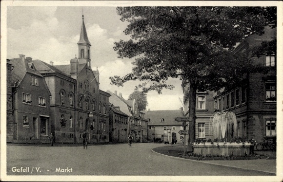 Ak Gefell im Vogtland, Markt von   Architektur, Brunnen, Bäume