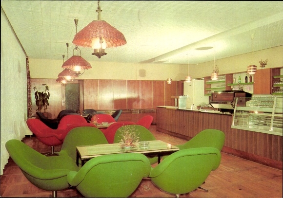 Ak Ostseebad Koserow auf Usedom, Gemütliches Café, grüne und rote Sessel, Theke, hängende Lampen