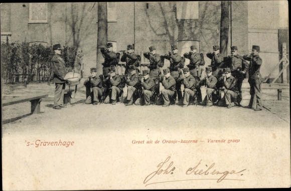 Postcard &#39;s Gravenhage Den Haag Zuid-Holland, Barracks, Firing Soldiers