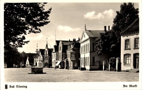 Ak Tönning an der Eider Nordfriesland, am Markt, Brunnen