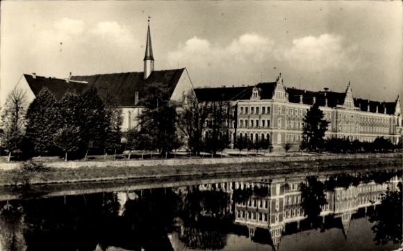 Ak Grimma in Sachsen, Ehemalige Fürstenschule, Kirche, Gebäude reflektieren im Wasser