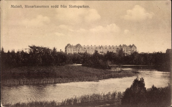 Postcard Malmö Schweden, Husarenkasernen seen from Slottsparken