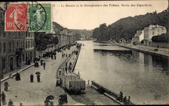 CPA Morlaix Finistère, Le Bassin et la Manufacture des Tabaes, Sortie des Cigarières