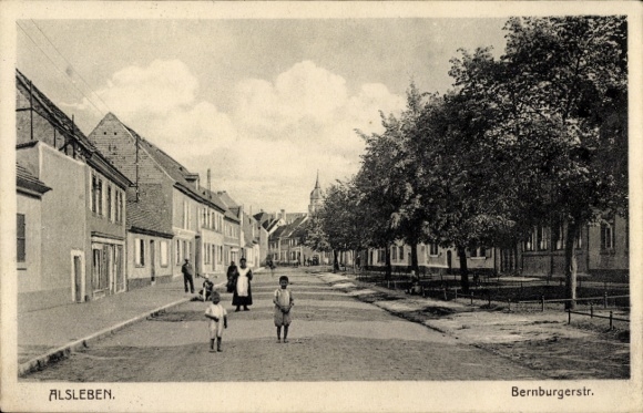 Ak Alsleben an der Saale, Bernburgerstr, huizenrijen, kinderen op straat, bewolkte lucht
