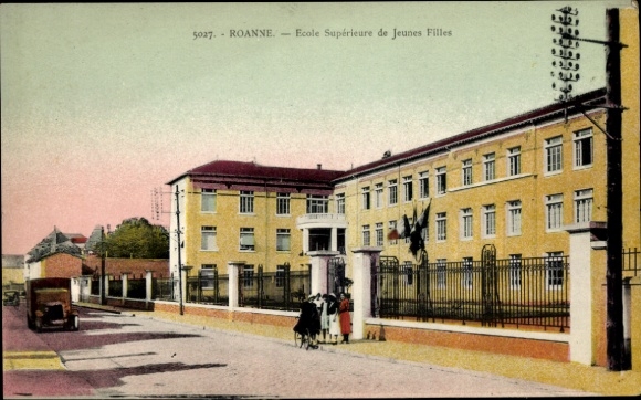 Ak Roanne Loire, Schule für Mädchen, gelbe Gebäude, Zaun, Auto, Bäume