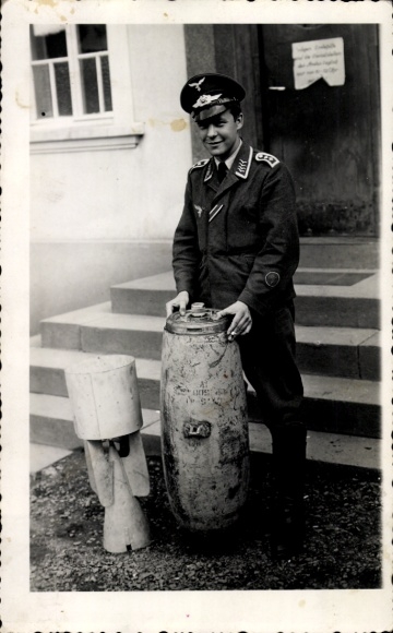 Foto Ak Tholey im Saarland, Deutsche Wehrmacht, Soldat in Uniform, Torpedo