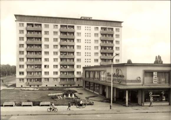 Postcard Halle an der Saale, Paul Suhr Strasse with high-rise building