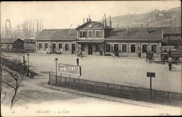 Ak Fécamp Seine Maritime, Bahnhof, Gebäude, Straßenansicht, Fußgänger, Fahrzeuge