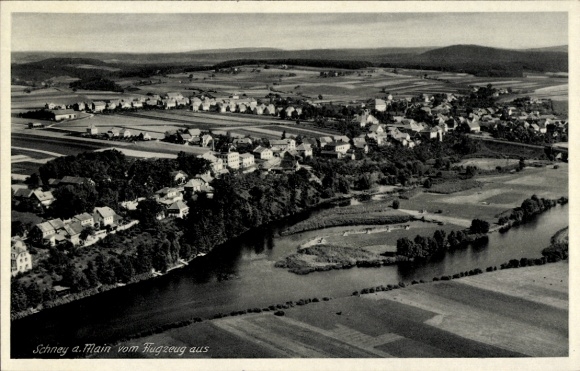 Ak Schney Lichtenfels im Obermainland Oberfranken, Luftaufnahme von Schney, Fluss, Häuser aus Flu