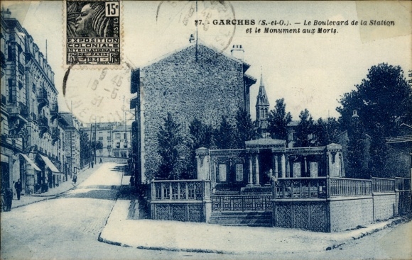 Postcard Garches Hauts de Seine, Le Boulevard de la Station et le Monument aux Morts