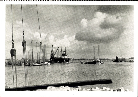 Ak-stoomboot Else Hugo Stinnes lost pyriet uit Noorwegen in de haven van Koningsbergen