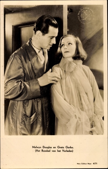 Postcard Actor Melvyn Douglas, Actress Greta Garbo, Filmszene