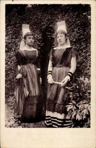 Ak La Mothe Saint Heray Deux Sèvres, zwei Frauen in Tracht