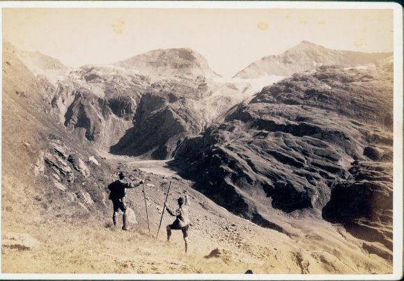 Cabinet photo of Carinthia, view of the Pfandlscharte, hikers in the mountains