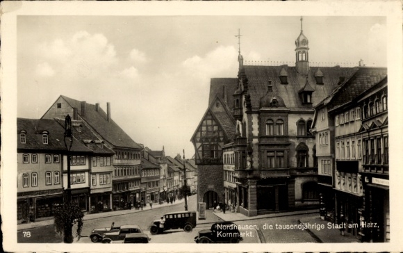 Ak Nordhausen am Harz, Vorderansicht vom Kornmarkt,  Architektur, alte Autos