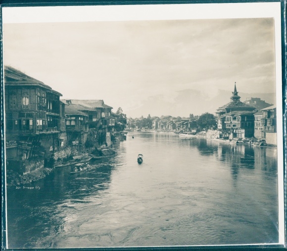 Photo Srinagar Kashmir India, Jhelum River, local view