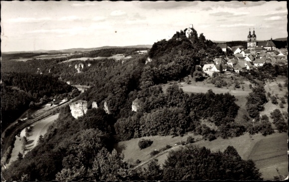 Ak Burg Bärnfels Fränkische Schweiz, Blick auf Hügel mit Burg, Kirche, Landschaft, Bahnlinie