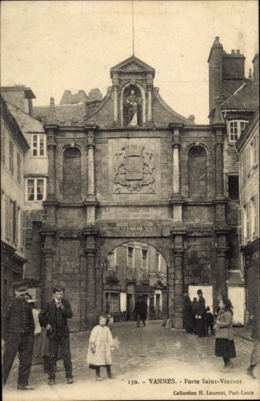 Postcard Vannes Morbihan, Porte Saint-Vincent, architecture, pedestrian, statue