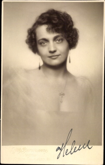 Photo Postcard woman portrait, hairstyle, earrings