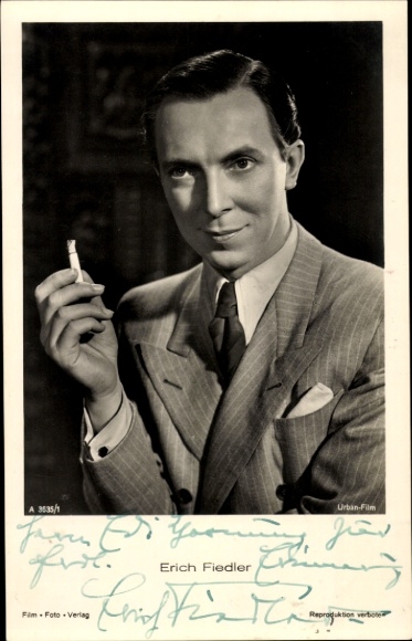 Postcard actor Erich Fiedler, portrait with cigarette, autograph