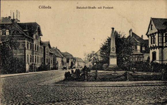 Postcard Cölleda Kölleda in Thuringia, Bahnhofstraße, post office, war memorial