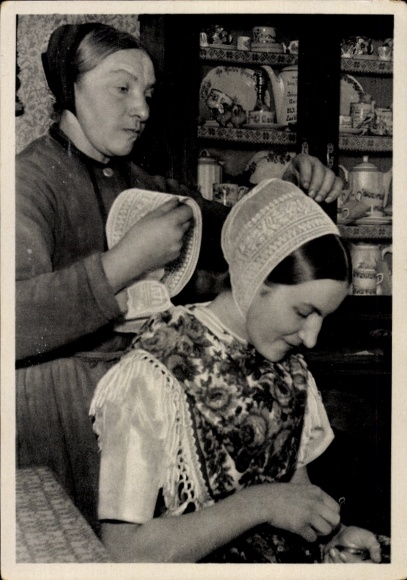 Postcard Hoyerswerda in Upper Lusatia, Two women getting dressed for a dance, Wendish costume