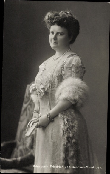 KP Princess Friedrich of Saxe Meiningen, Adelheid zur Lippe Biesterfeld, sukienka, futro, wachlarz