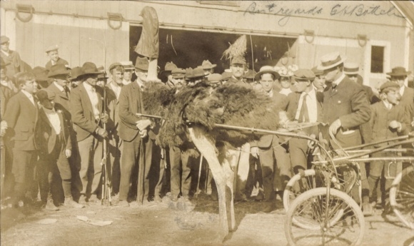 Photo Postcard group of people, festival, bicycles, bouquet
