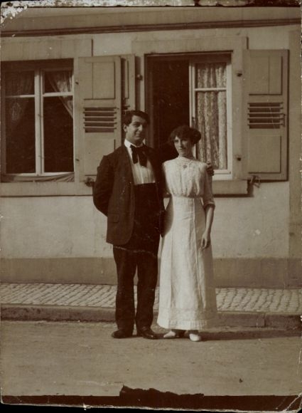 Photo Postcard married couple, portrait, white dress, man in suit