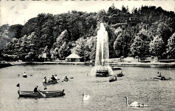 Ak Bad Iburg am Teutoburger Wald, Ruderboote auf dem Charlottensee, Fontäne