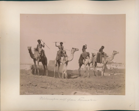 Foto Peridis, Sudanesen auf ihren Kamelen mit Lanzen, El Qantara Ägypten, Bahnstation am Sueskanal