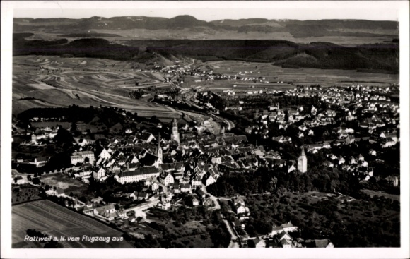 Ak Rottweil am Neckar, Luftaufnahme von  ländliche Landschaft, Kirchen, Stadtansicht