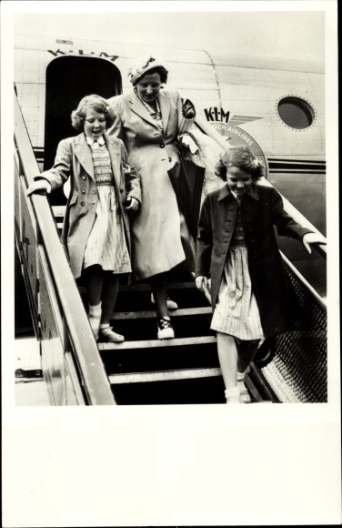 Postcard Queen Juliana of the Netherlands, Princess Beatrix, Irene, Prince Bernhard's departure for Canada
