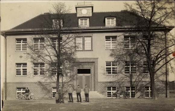 Foto Ak Mölbis Rötha in Sachsen, Jungen vor der Schule