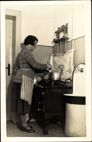 Foto Ak Küche, Frau am Herd