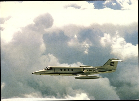 Postcard Swedair Learjet 35 A, Privatjet, Passagierflugzeug im Flug, SE DDG