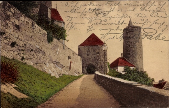 Ak Burk Bautzen in Oberlausitz, stadsmuur van Bautzen, uitkijktoren, pad, vlaggen