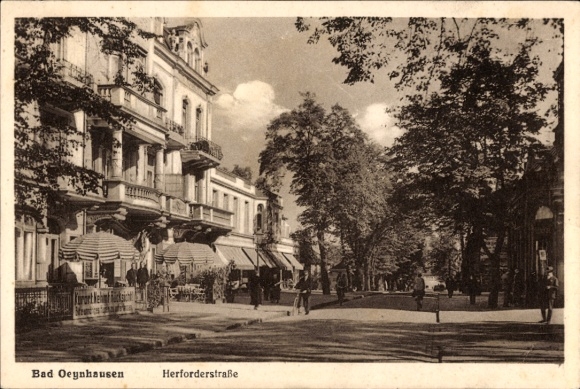 Ak Bad Oeynhausen in Westfalen, Vorderansicht der Herforderstraße,  Gebäude, Leute auf der Straße