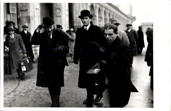 Photo Postcard Vienna XV. Rudolfsheim, Westbahnhof, arrival, travelers