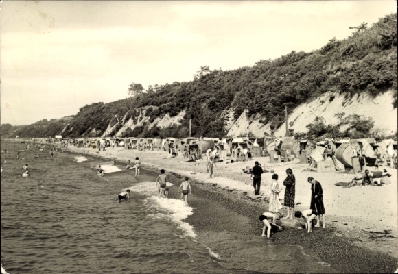Postcard Ostseebad Rerik, beach with many bathers, trees on the slope, tents and water
