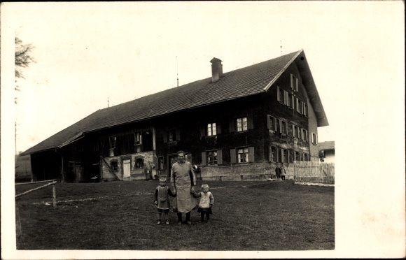 Photo Postcard Waltenhofen in the Oberallgäu, residential building, residents, children