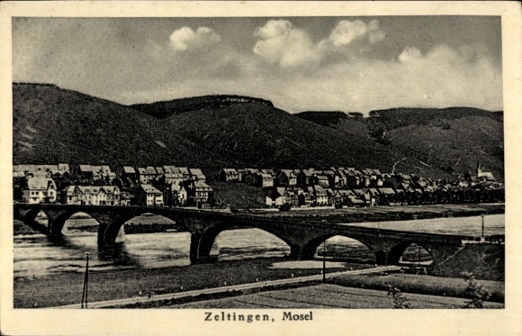 Ak Zeltingen an der Mosel, Gesamtansicht, Brücke