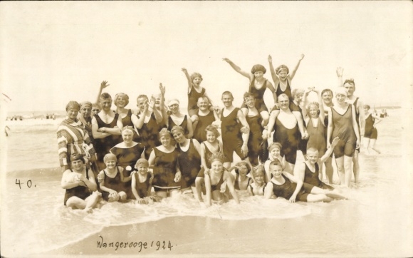Photo Postcard North Sea resort Wangerooge, bathers in swimwear on the beach, group photo 1924