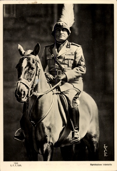 Ak Duce Benito Mussolini, in Paradeuniform auf einem Pferd