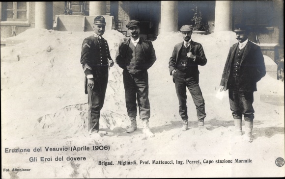 Postcard Campania, Vesuvius Eruption 1906, The Heroes of Duty, Helden bei Pflichterfüllung, Vulkanasche