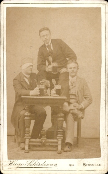 CdV Drie jonge mannen met bierpullen, fotograaf Hugo Schirdewan, Breslau