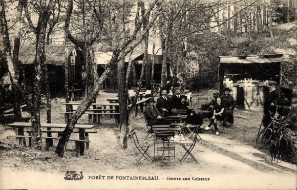 Ak Fontainebleau Seine et Marne, Waldlandschaft, Grotte aux Cristaux, Outdoor-Sitzgelegenheiten, 