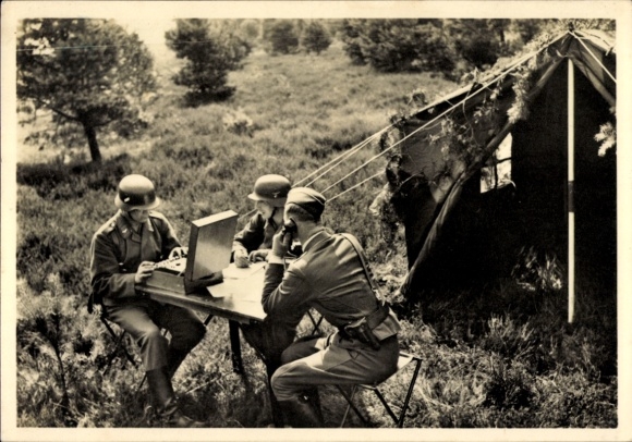 Ak Deutsche Wehrmacht, Funkstelle im offenen Gelände