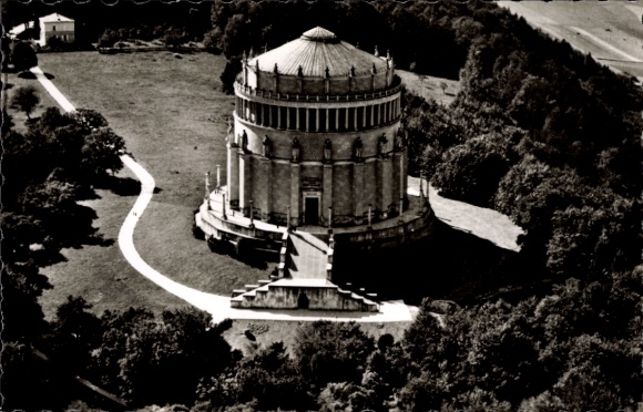 Ak Kelheim an der Donau Niederbayern, Befreiungshalle, runde Bauform, umgeben von Bäumen, Wegführ