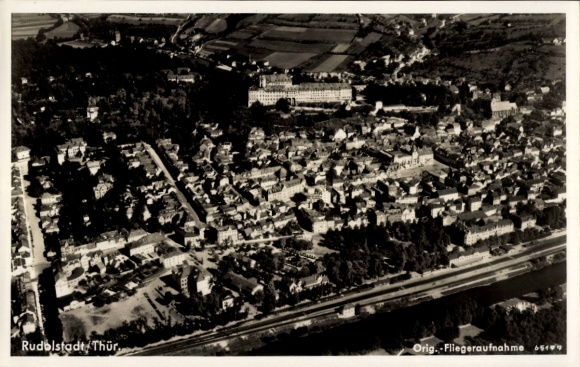 Ak Rudolstadt in Thüringen, Luftaufnahme von  Thüringen, viele Gebäude, Landschaft, Bahngleise